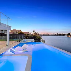 Luxury Waterfront, Hot Spa, Style Pool & Firepit Holiday home Pelican Waters